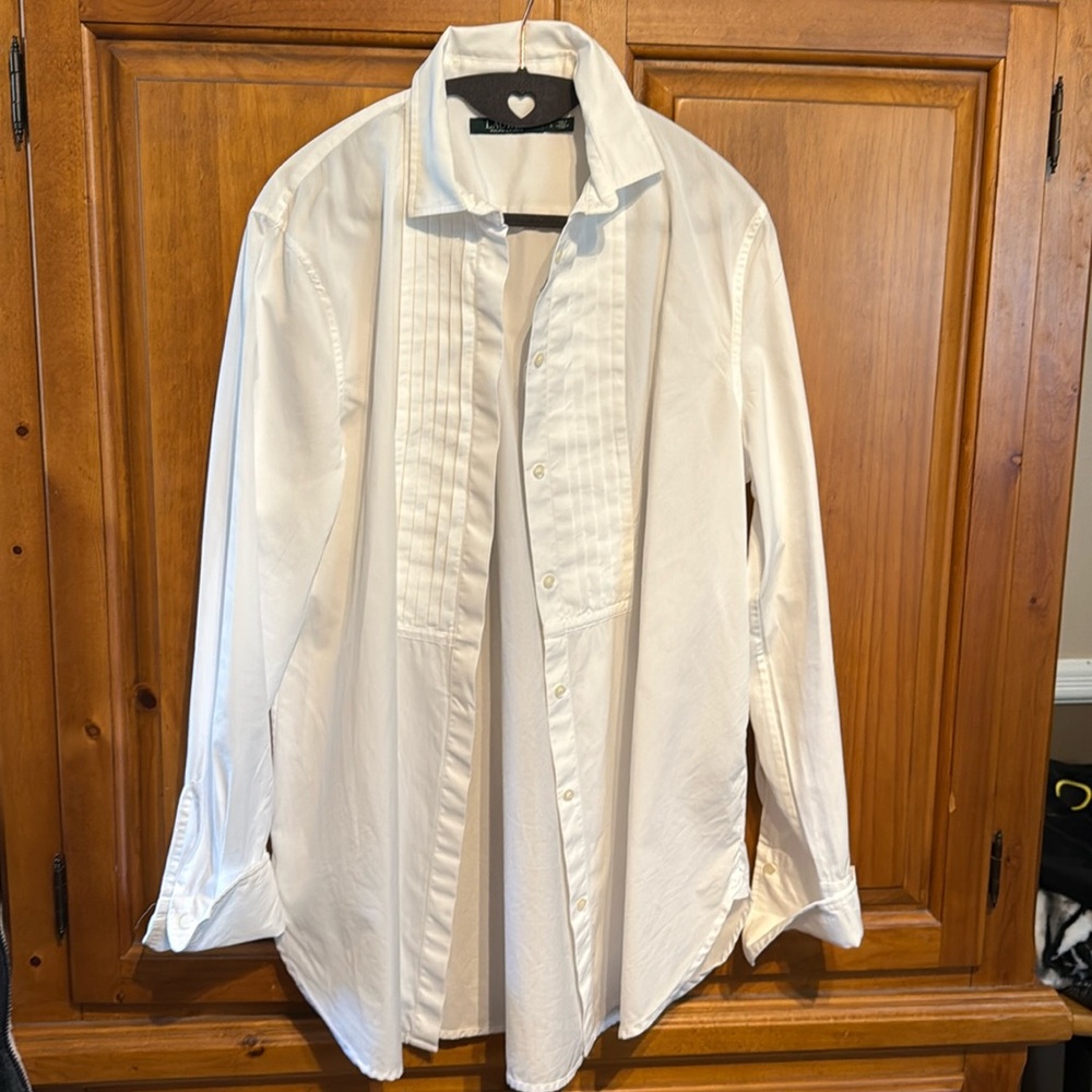 Stunning LAUREN by Ralph Lauren white pleated button down blouse. Size Large